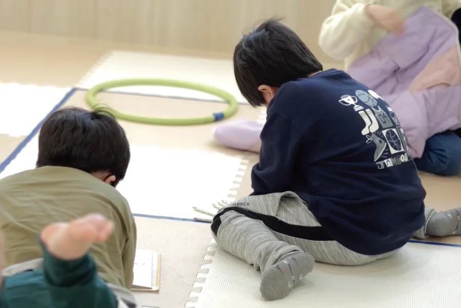 教室で活動する子どもたち