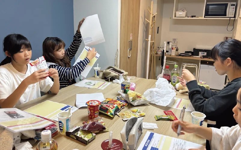 チームで商品を検討する様子