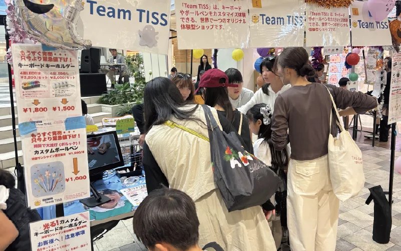 Team TISSのブースに集まるお客様