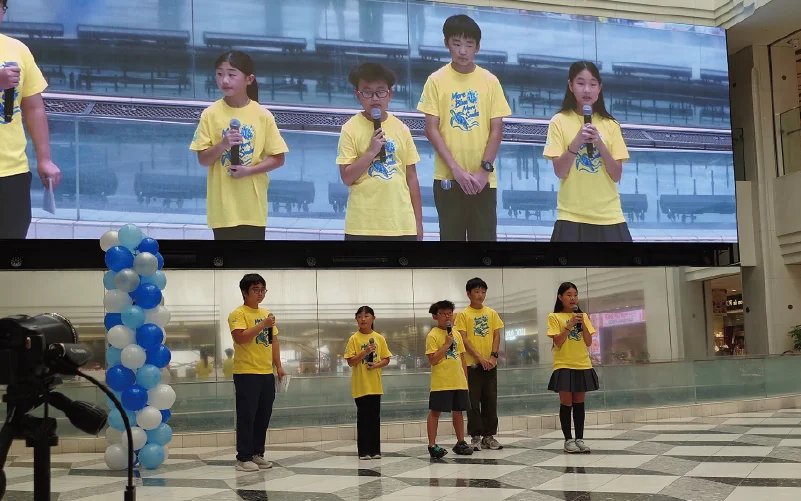ステージで発表する子どもたち